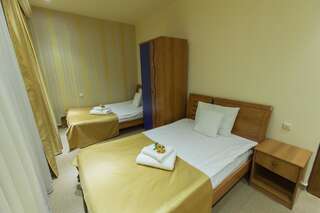 Курортные отели Best Western Bohemian Resort Hotel Севан Представительский люкс с кроватью размера «queen-size» и односпальной кроватью.-1